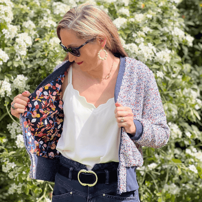 Femme portant le Bombers Ibis | Taille 32 à 52, montrant l'intérieur fleuri du blouson. Patron de couture PDF à télécharger.