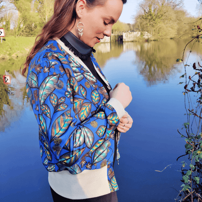 Femme portant le Bombers Ibis | Taille 32 à 52 au bord d'un lac, patron de couture pdf à télécharger