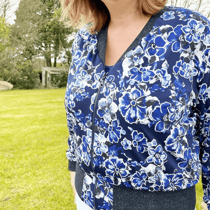 Blouson floral Bombers Ibis | Taille 32 à 52, patron de couture pdf à télécharger, avec col V et bord-côte, idéal mi-saison