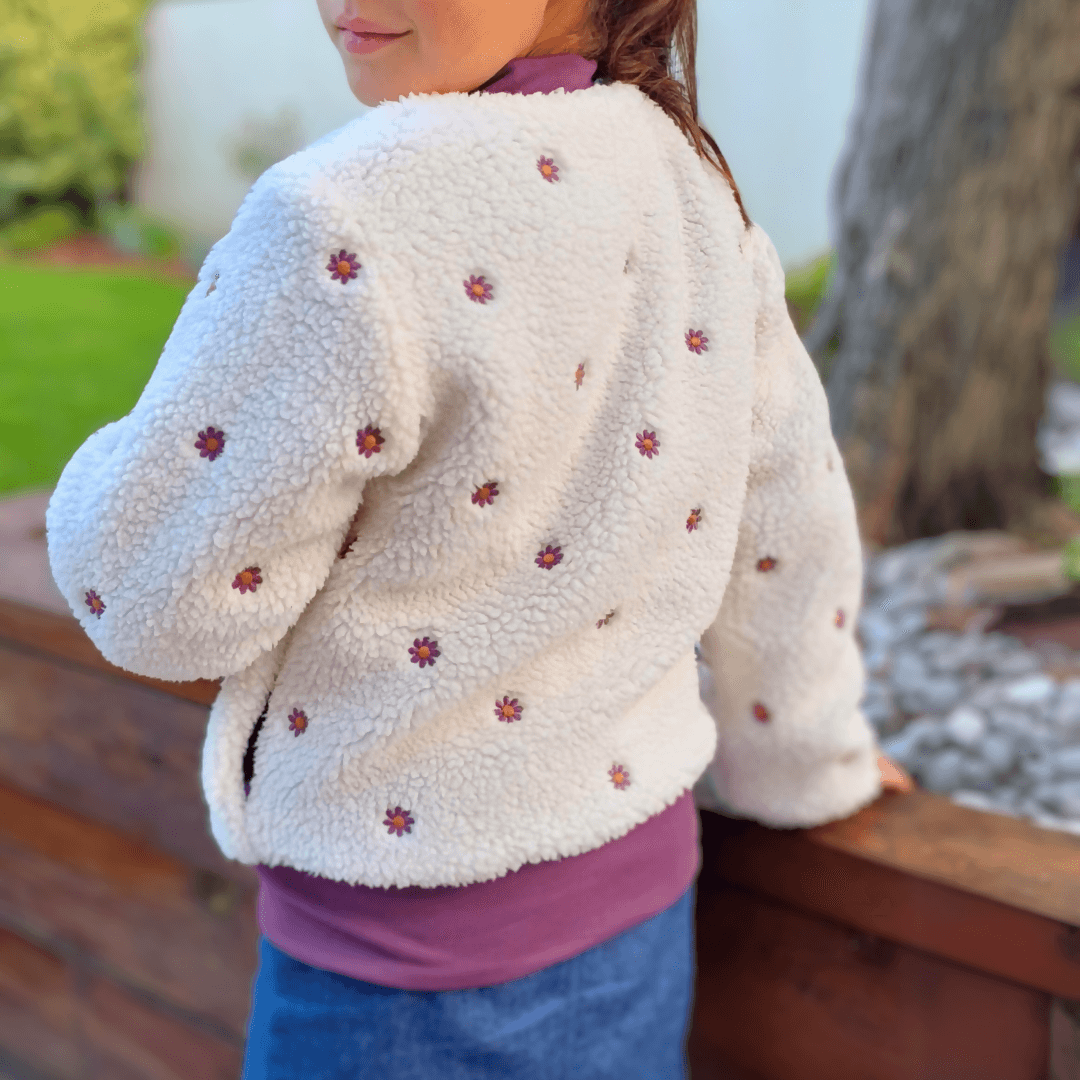 Enfant portant Bombers Ibis kids | Taille 2 à 12 ans, blouson original avec patron de couture pdf à télécharger.