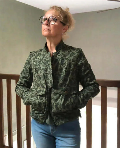 Patron PDF Bomber Phoenix, vue de dos, jacquard vert et noir, coupe ajustée, poches plaquées
