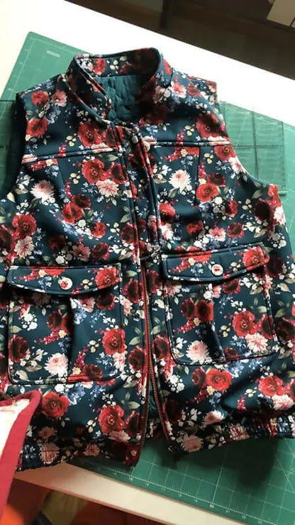 Patron PDF Bomber Phoenix, vue détail de la veste matelassée à fleurs rouges et roses sur fond marine, fermée par zip