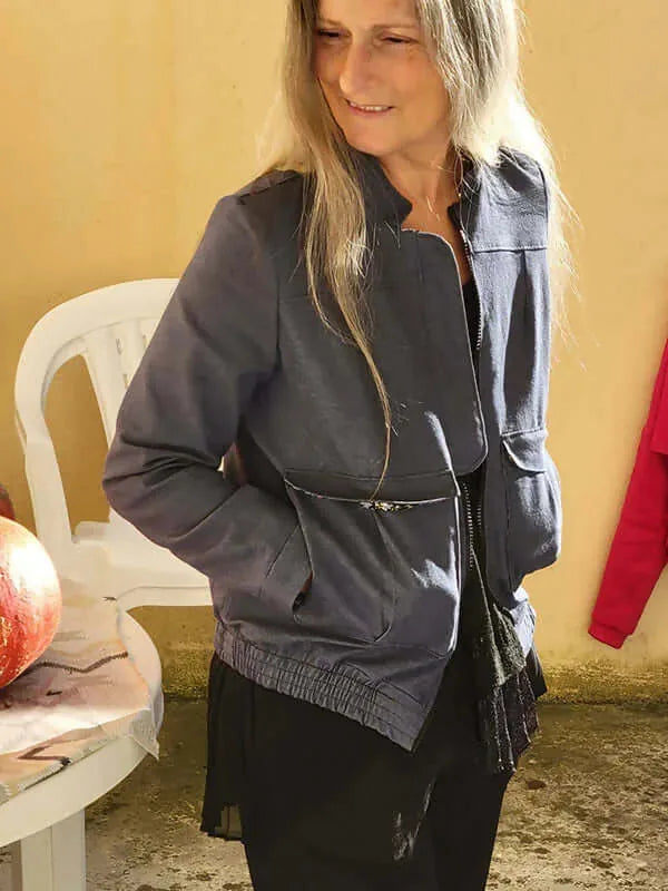 Femme portant le Patron PDF Bomber Phoenix en denim, vue de trois quarts, coupe ajustée avec poches