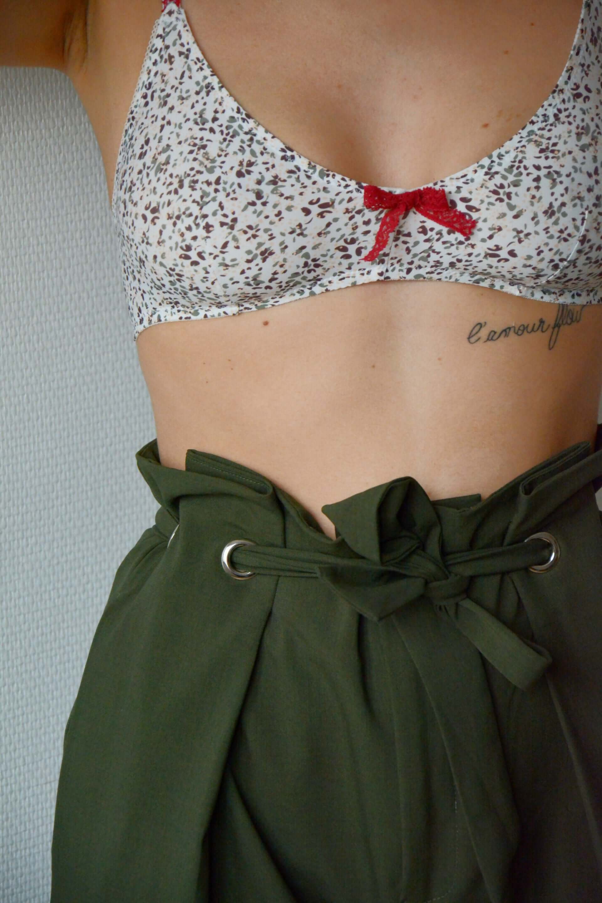 Brassière Cherlylada (2 versions) sans armatures, patron de couture pdf à télécharger, mettant en valeur le décolleté en V.