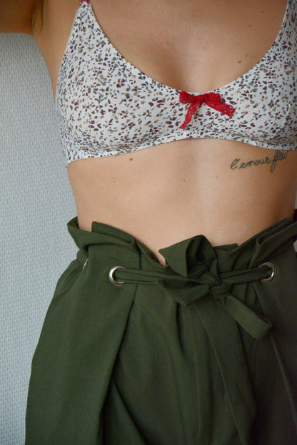 Brassière Cherlylada (2 versions) sans armatures, patron de couture pdf à télécharger, mettant en valeur le décolleté en V.