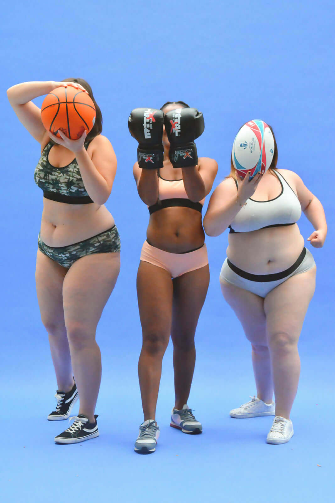 Trois femmes sportives avec des ballons en brassière de sport, illustrant le confort et le style pour des activités modérées.