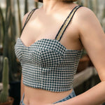 Femme portant Bustier - XS/L - NUMBER ONE, patron de couture pdf à télécharger, niveau expert, tailles XS à L, fond de cactus.