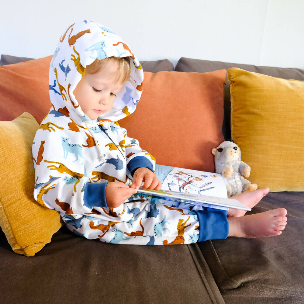 Enfant lisant en surpyjama CACAHUETE - la combi évolutive d'extérieur ou d'intérieur, patron de couture pdf à télécharger.