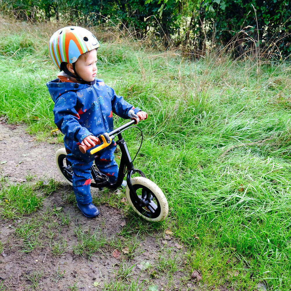 Enfant portant CACAHUETE - la combi évolutive d'extérieur ou d'intérieur sur un vélo, patron de couture pdf à télécharger.