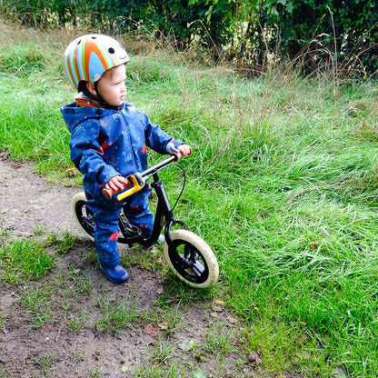 Enfant portant CACAHUETE - la combi évolutive d'extérieur ou d'intérieur sur un vélo, patron de couture pdf à télécharger.