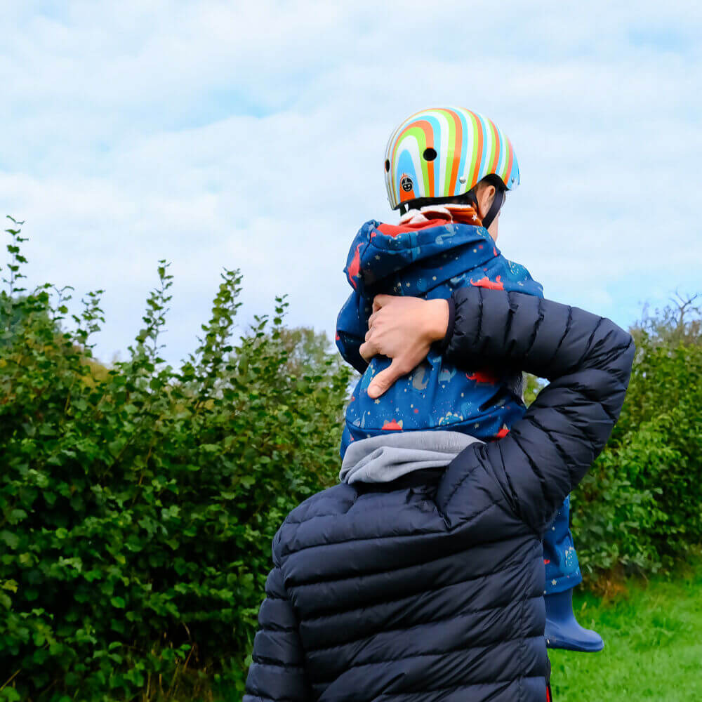 Enfant en "CACAHUETE - la combi évolutive d'extérieur ou d'intérieur" tenue, portée par une personne, en plein air. Patron de couture pdf à télécharger.