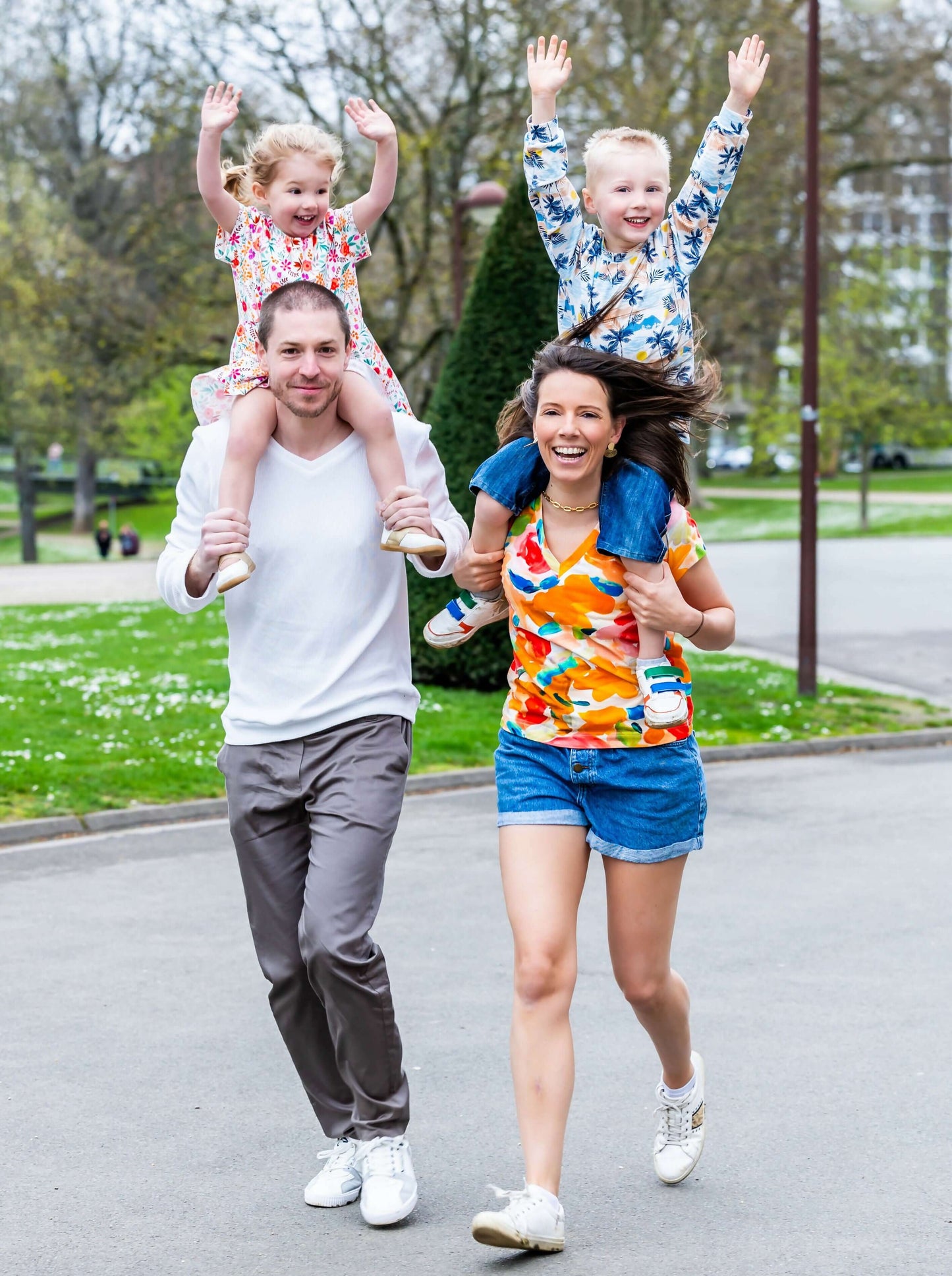 Famille joyeuse portant le CACAO - LE sweat / t-shirt multi-options, patron de couture pdf à télécharger, en plein air dans un parc.