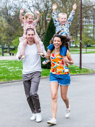 Famille joyeuse portant le CACAO - LE sweat / t-shirt multi-options, patron de couture pdf à télécharger, en plein air dans un parc.