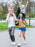 Famille joyeuse portant le CACAO - LE sweat / t-shirt multi-options, patron de couture pdf à télécharger, en plein air dans un parc.