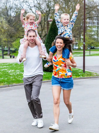 Famille joyeuse portant le CACAO - LE sweat / t-shirt multi-options, patron de couture pdf à télécharger, en plein air dans un parc.