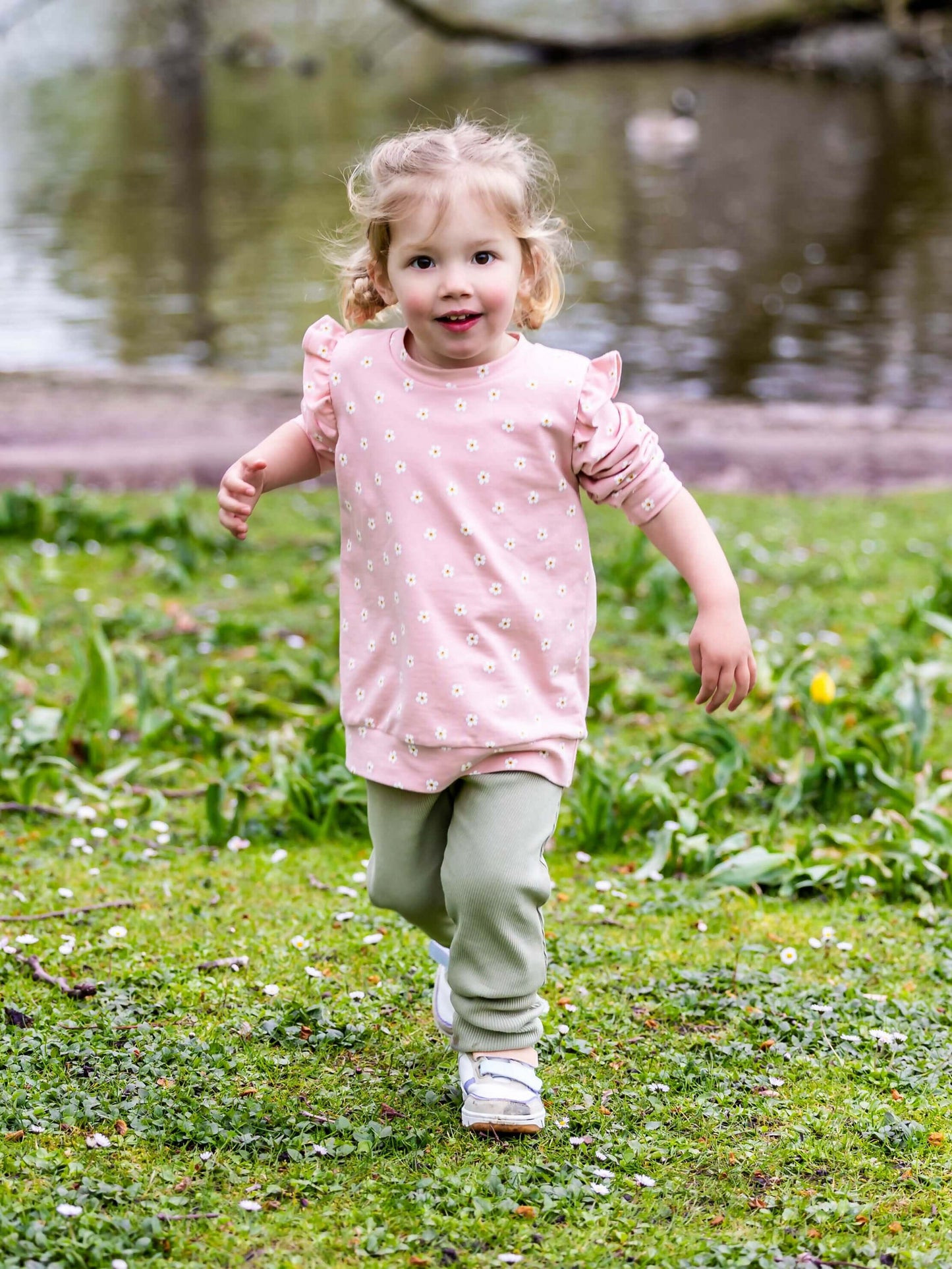 Fillette portant une tenue de jeu dans le parc, modèle CACAO - LE sweat / t-shirt multi-options, patron de couture pdf à télécharger.