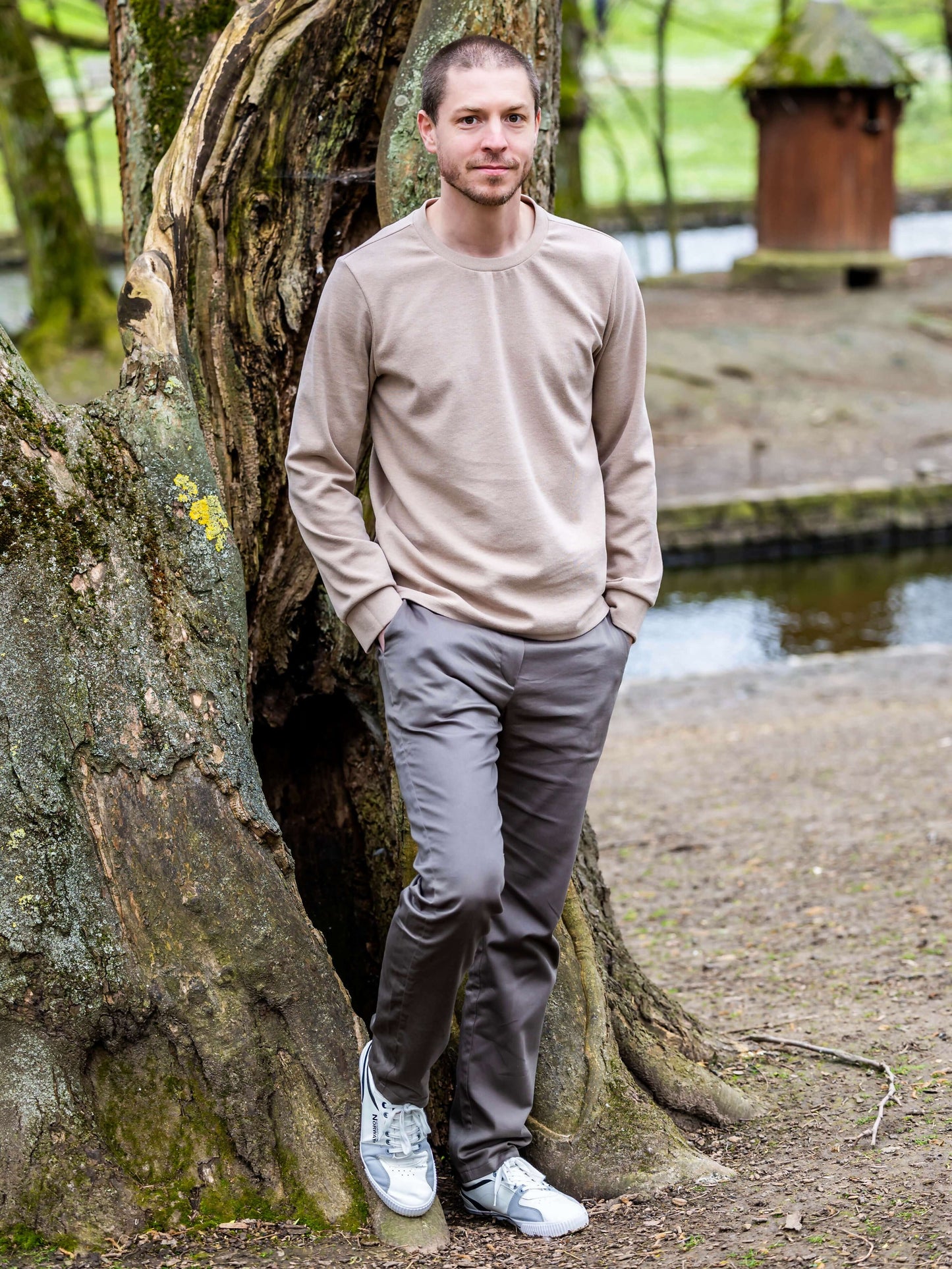 Homme portant CACAO - LE sweat / t-shirt multi-options beige, patron de couture pdf à télécharger, debout contre un arbre.