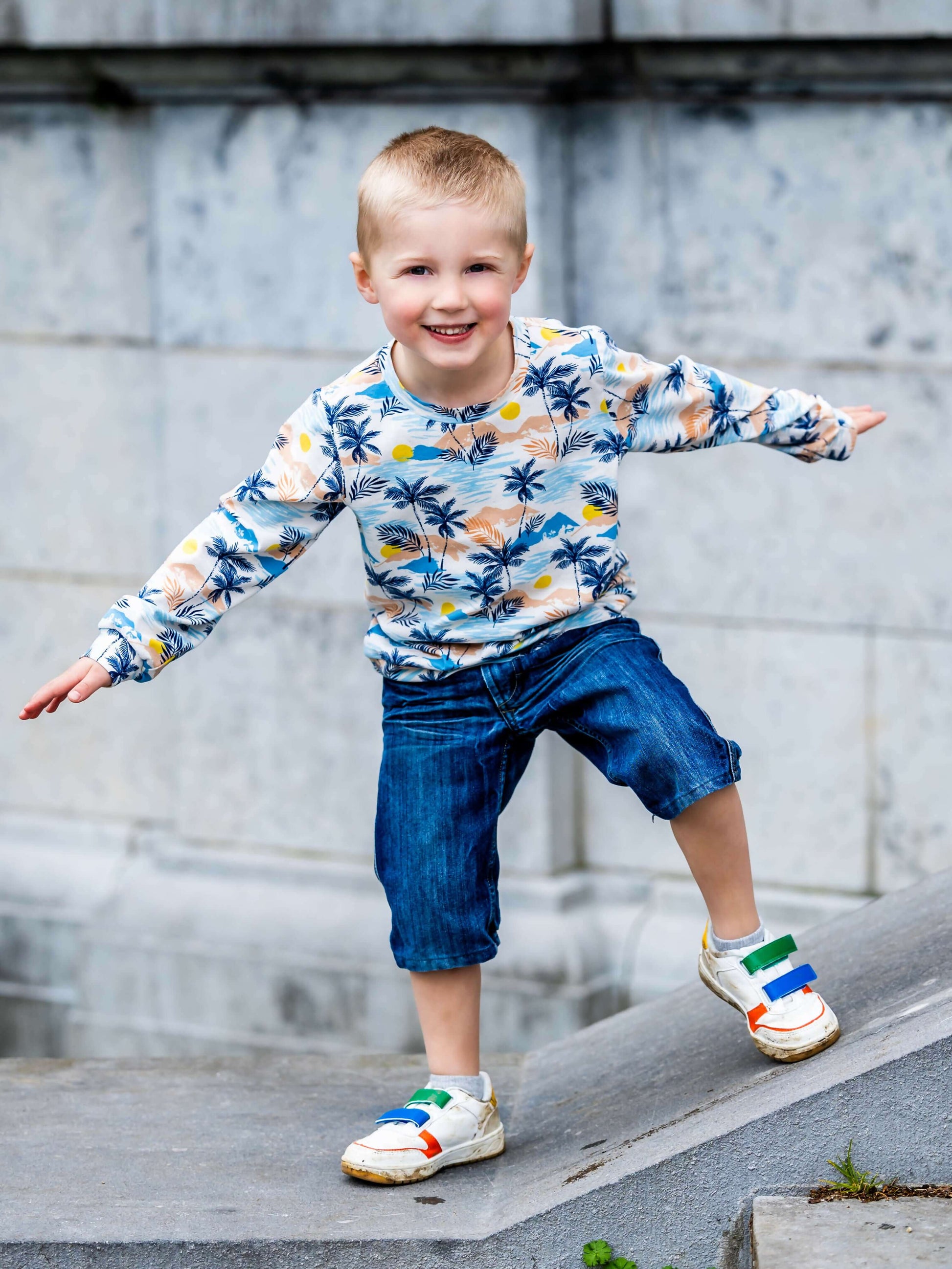 Enfant portant CACAO - LE sweat / t-shirt multi-options, patron de couture PDF à télécharger, design tropical.