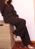 Modèle portant le CALI PANTALON-taille de 30 à 58 EU, patron de couture pdf à télécharger, style moderne et confortable.