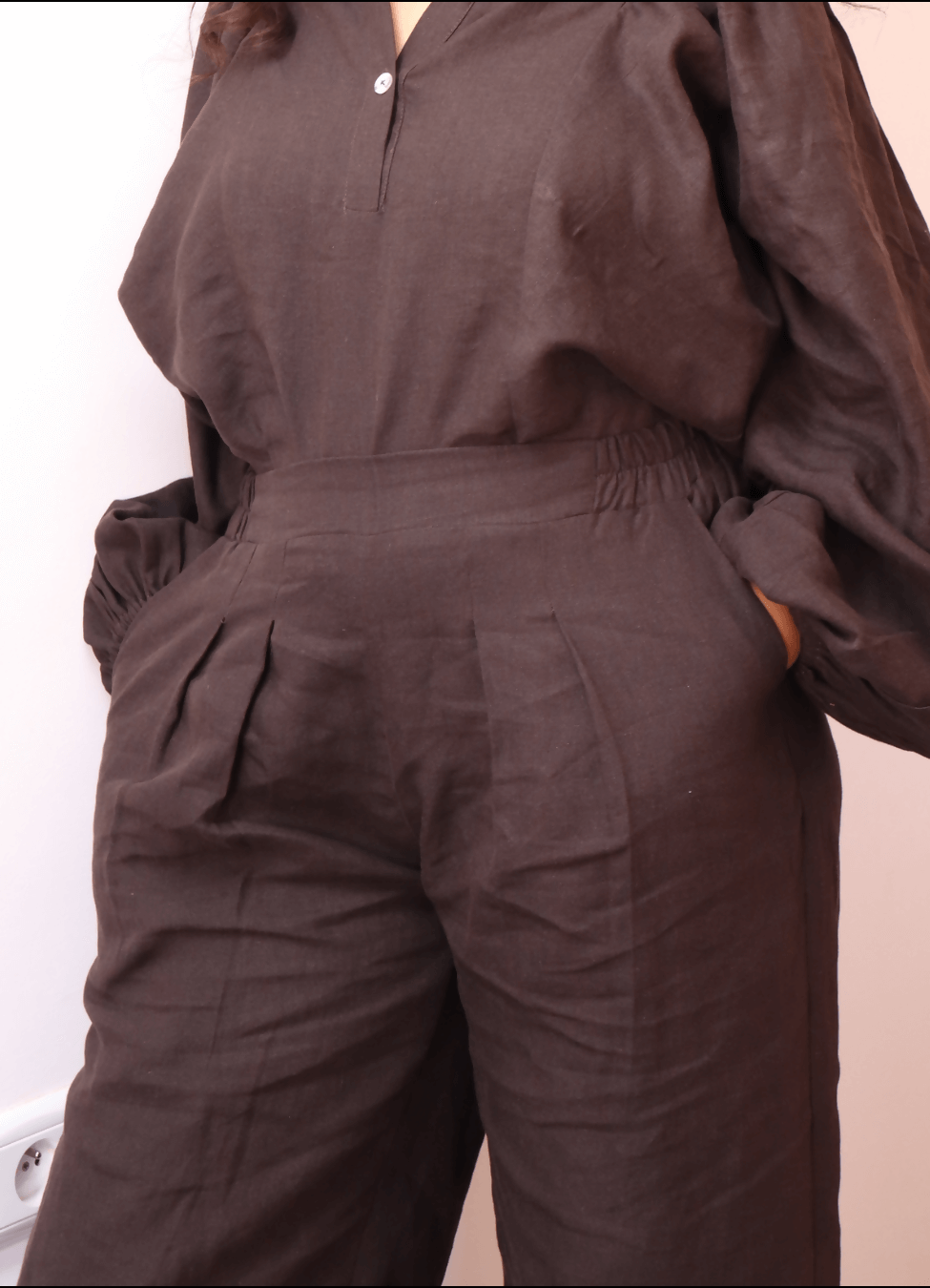 CALI PANTALON-taille de 30 à 58 EU en lin, patron de couture pdf à télécharger, avec plis chics et poches latérales, vue avant.