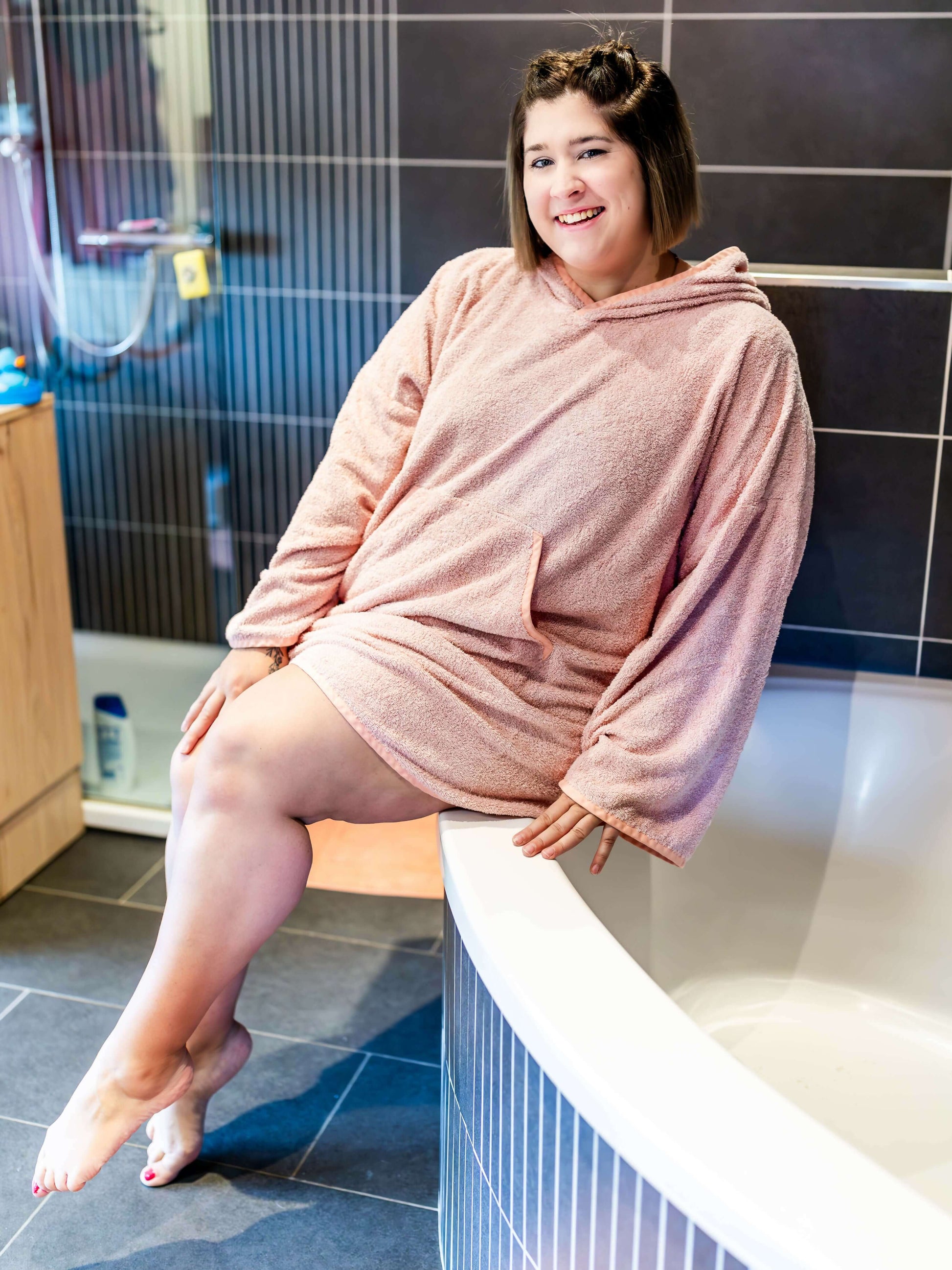 Femme portant CANNELLE - Le pull-plaid en textile doux dans une salle de bain, patron de couture pdf à télécharger.