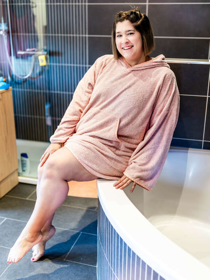 Femme portant CANNELLE - Le pull-plaid en textile doux dans une salle de bain, patron de couture pdf à télécharger.