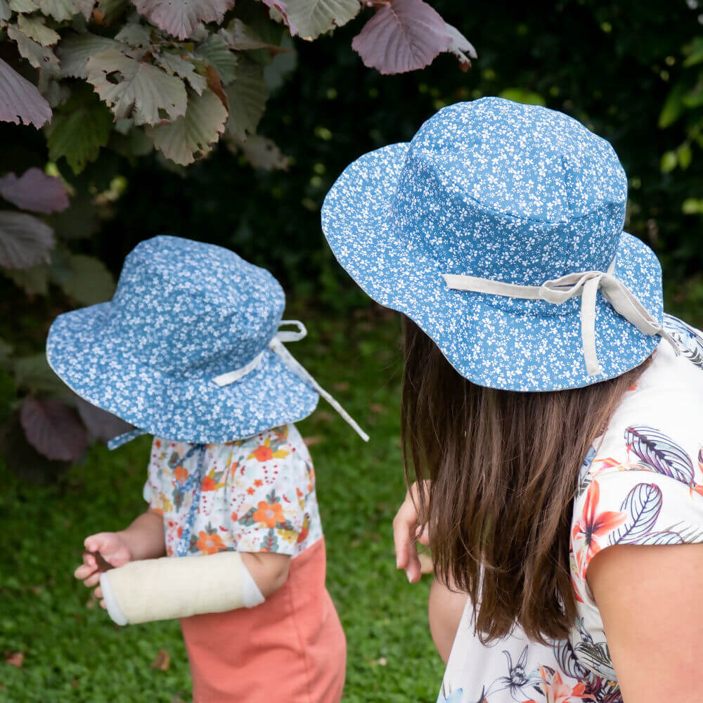 CARAMBOLE - le bob réversible dans un jardin, patron de couture pdf à télécharger, protégeant une maman et son enfant du soleil.