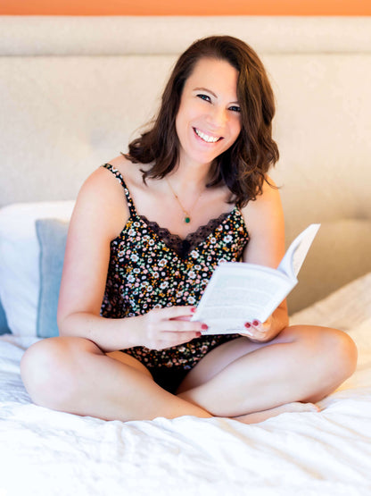 Femme portant CASSIS - La nuisette / caraco / petite robe à bretelle, lisant un livre sur un lit. Patron de couture PDF à télécharger.