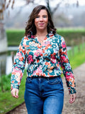 Femme portant CEDRAT - La chemise casual chic aux nombreuses options dans un cadre extérieur.
