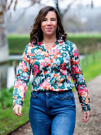 Femme portant CEDRAT - La chemise casual chic aux nombreuses options dans un cadre extérieur.