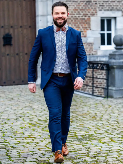 Homme en costume chic marchant sur pavé, symbolisant CEDRAT - La chemise casual chic aux nombreuses options, patron de couture pdf à télécharger.