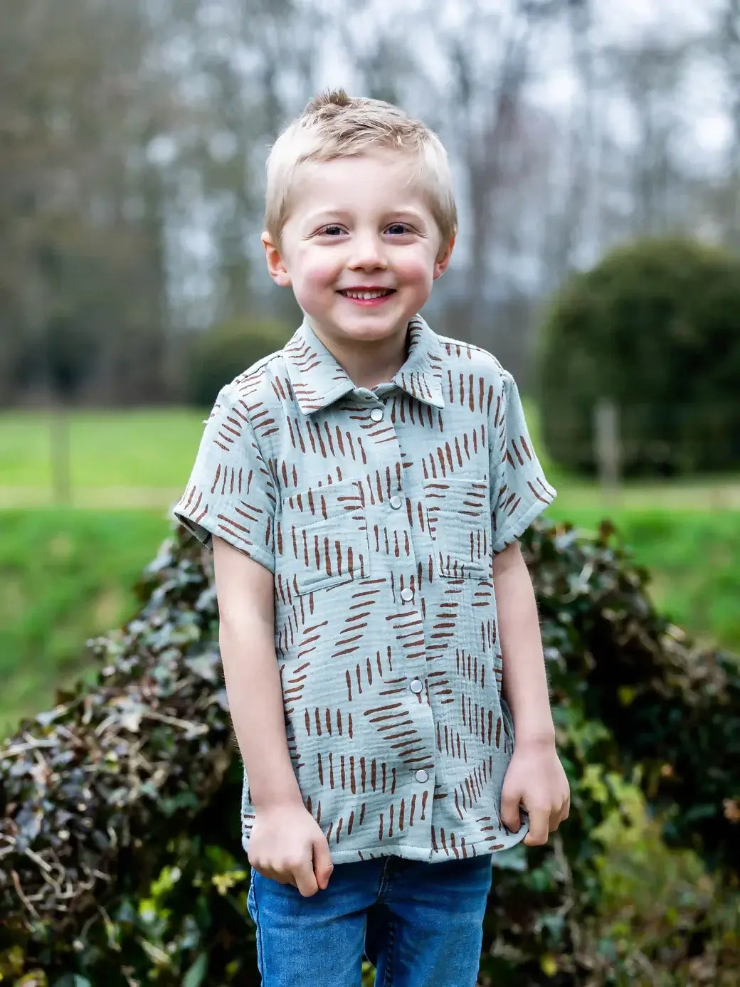 Enfant portant CEDRAT - La chemise casual chic aux nombreuses options, patron de couture pdf à télécharger.