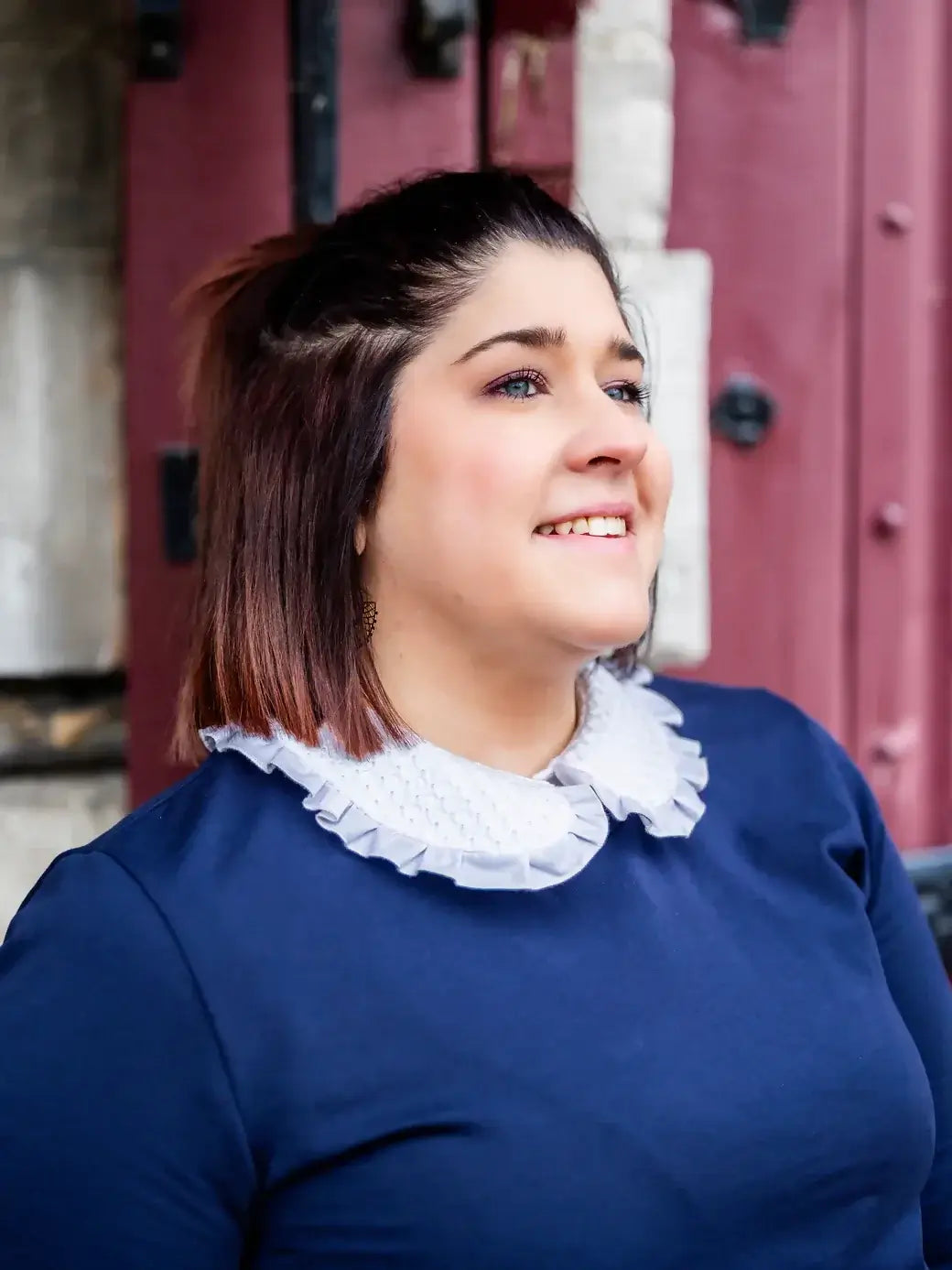 Femme portant CEDRAT - La chemise casual chic aux nombreuses options avec col Claudine et froufrou, patron de couture pdf à télécharger.