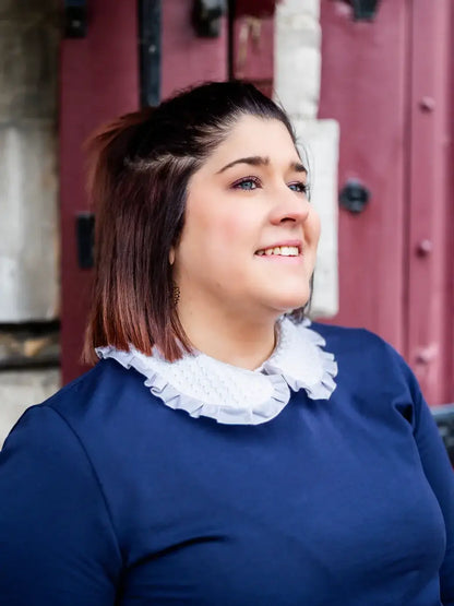 Femme portant CEDRAT - La chemise casual chic aux nombreuses options avec col Claudine et froufrou, patron de couture pdf à télécharger.