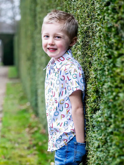 Enfant portant CEDRAT - La chemise casual chic aux nombreuses options, patron de couture pdf à télécharger.