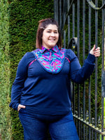 Femme vêtue de CEDRAT - La chemise casual chic aux nombreuses options, patron de couture pdf à télécharger, devant une clôture.