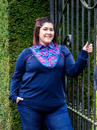 Femme vêtue de CEDRAT - La chemise casual chic aux nombreuses options, patron de couture pdf à télécharger, devant une clôture.