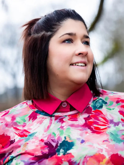 Femme portant CEDRAT - La chemise casual chic aux nombreuses options, en extérieur. Patron de couture pdf à télécharger.