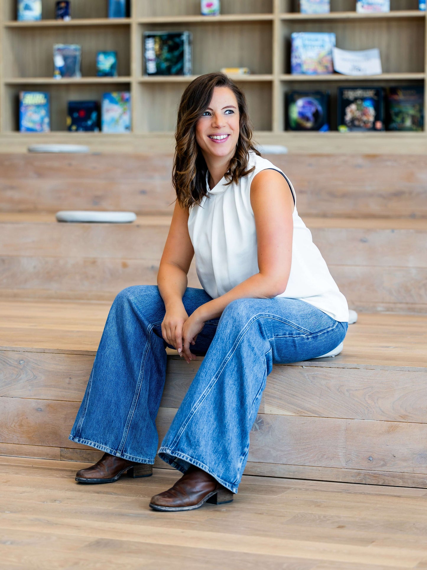 CERISE - la blouse/robe à plis en blanc, parfait patron de couture pdf à télécharger, porté avec un jean évasé et des bottes marron