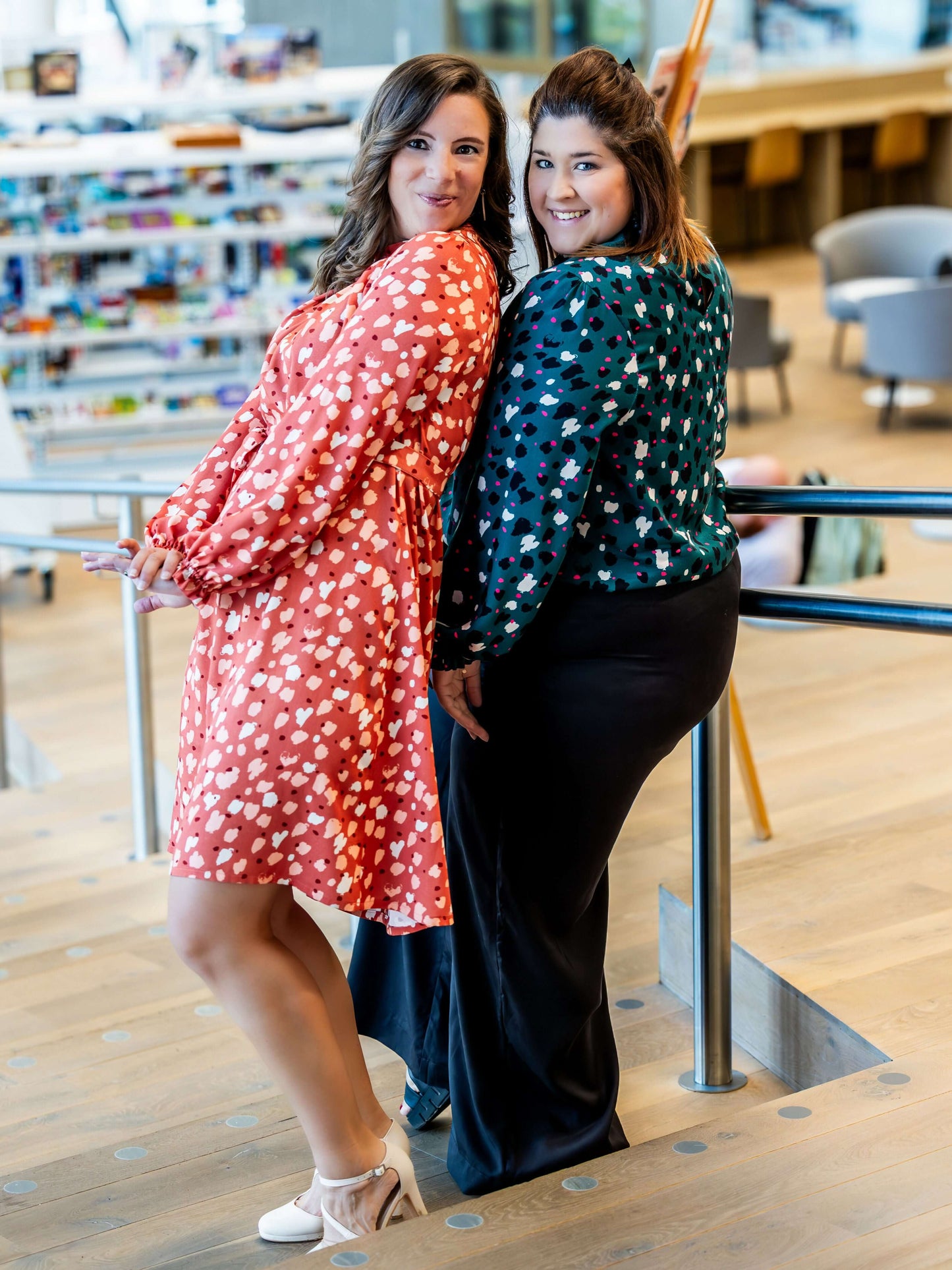 CERISE - la blouse/robe à plis portée par deux femmes, patron de couture PDF à télécharger, élégance et style moderne.