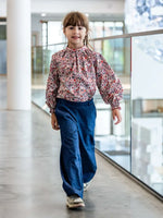 Fillette portant CERISE - la blouse/robe à plis avec motif floral, patron de couture pdf à télécharger.