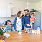 Famille portant des sweats "CHATAIGNE - LE sweat aux 32 versions" préparant un repas ensemble dans la cuisine, patron de couture pdf à télécharger.