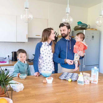 Famille portant des sweats "CHATAIGNE - LE sweat aux 32 versions" préparant un repas ensemble dans la cuisine, patron de couture pdf à télécharger.