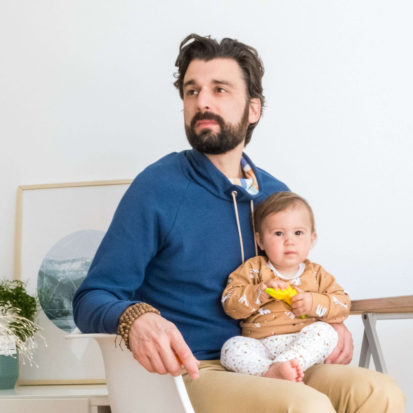 Homme portant CHATAIGNE - LE sweat aux 32 versions avec bébé sur les genoux, patron de couture pdf à télécharger.