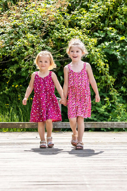 Deux filles portant CLEMENTINE - Le top et la robe d'été, patron de couture pdf à télécharger, marchant main dans la main.