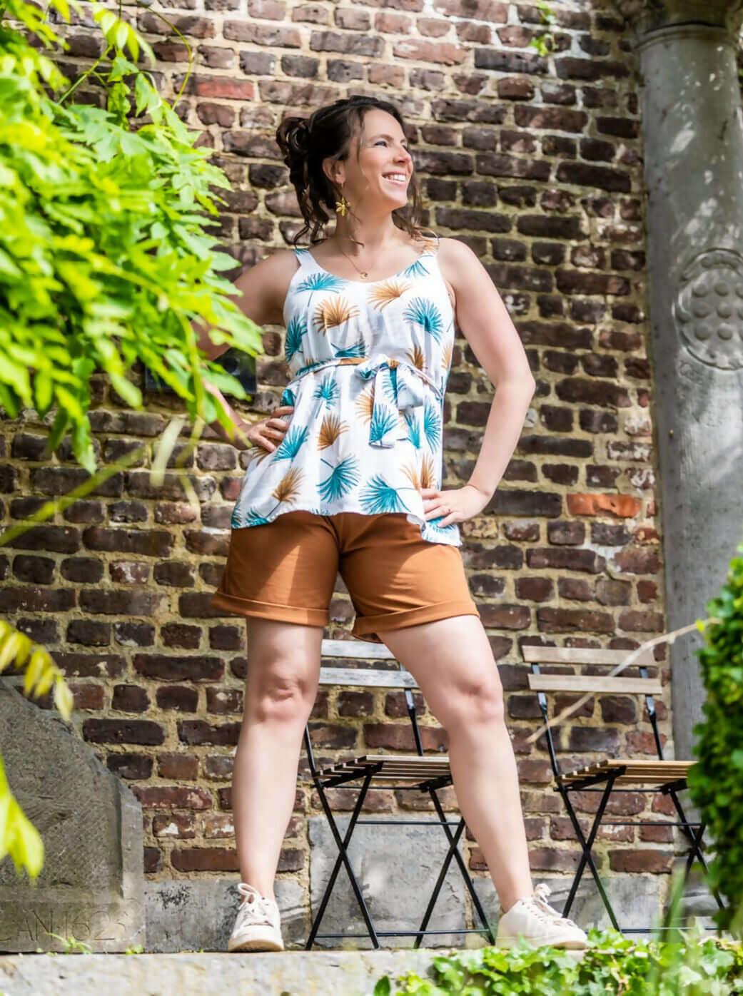 Femme portant CLEMENTINE - Le top et la robe d'été, patron de couture pdf à télécharger.