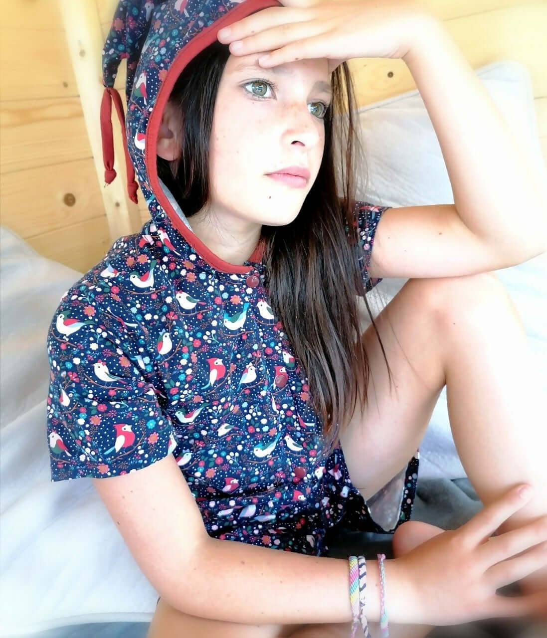 COMBYPYJ' MINUIT du 6 au 16 ans, modèle pour filles en tissu coloré avec capuche.