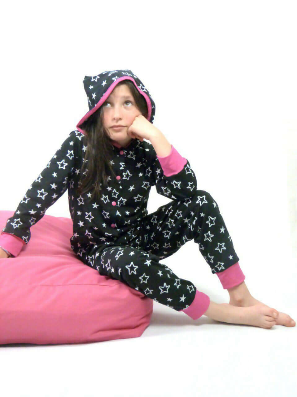 COMBYPYJ' MINUIT du 6 au 16 ans, tenue confortable avec capuche étoilée pour filles, patron de couture pdf à télécharger.