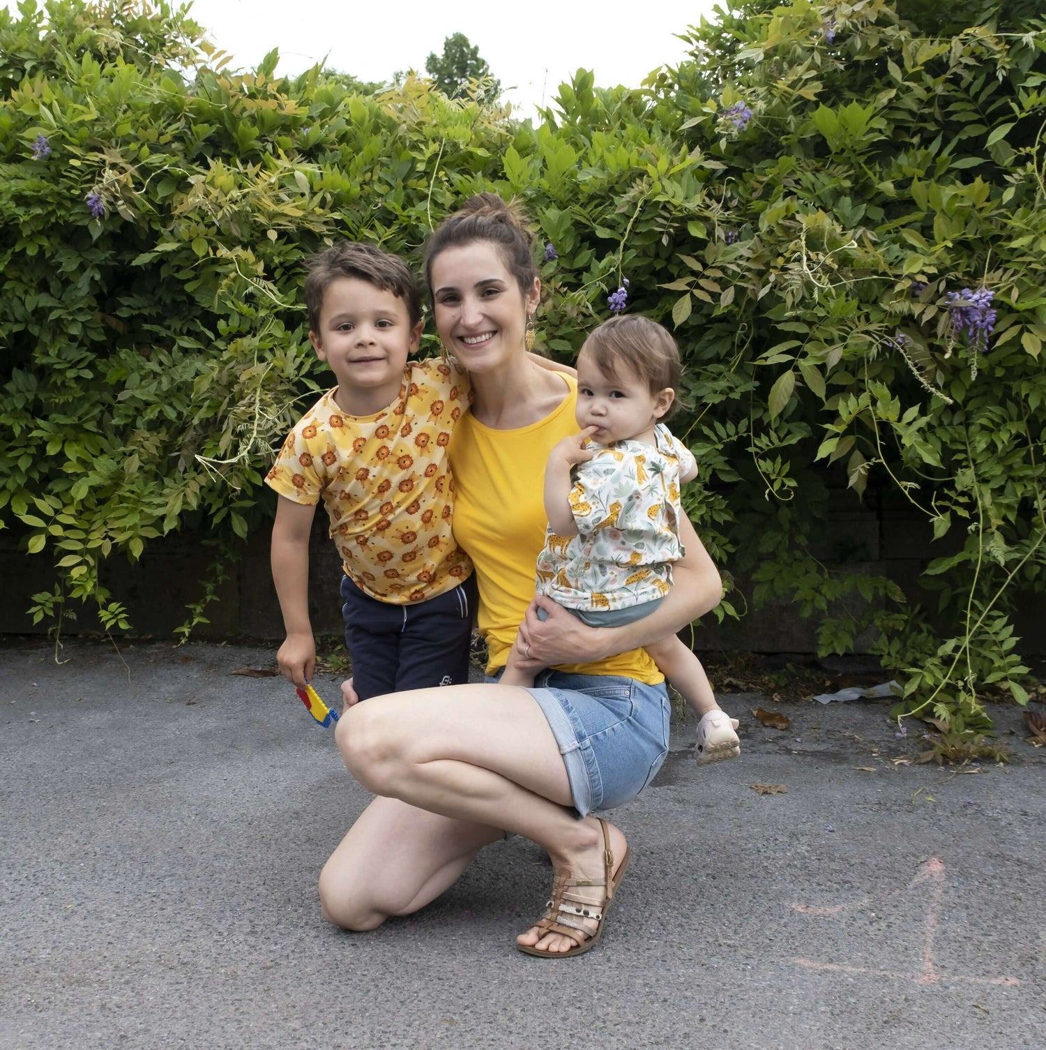 Famille portant CRANBERRY - Le t-shirt pour toute la famille, un patron de couture pdf à télécharger, sous des arbres en fleurs
