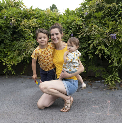 Famille portant CRANBERRY - Le t-shirt pour toute la famille, un patron de couture pdf à télécharger, sous des arbres en fleurs